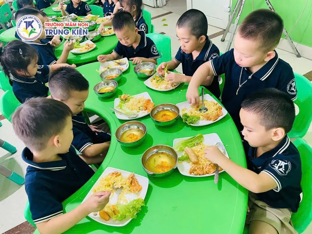 Bán trú tại mầm non trung kiên